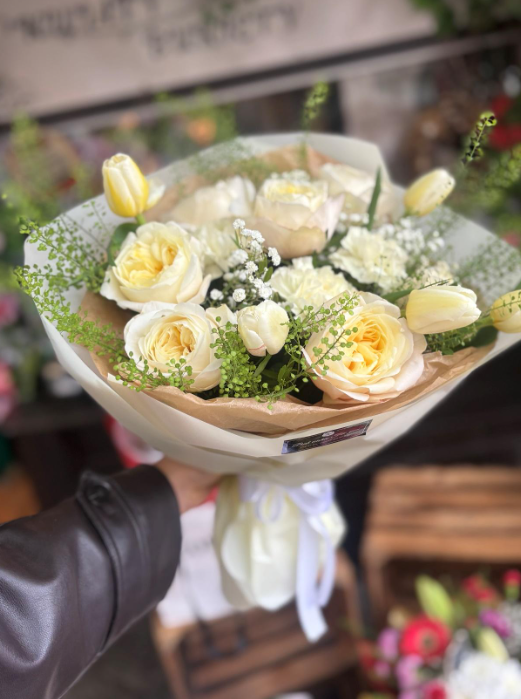 Bukiet białych róż – florystyka ślubna Atelier Madeleine